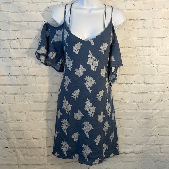 Lulus Dresses & Skirts - NWT Lulu’s chambray flutter shoulder sleeve embroidered floral dress